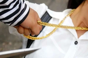 யாழ். வீதியில் பெண்ணிடம் கைவரிசை காட்டிய வழிப்பறி கொள்ளையர்கள்