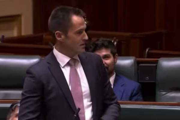 கல்யாணம் பண்ணிப்போமா.. நாடாளுமன்றத்தில் காதலை சொன்ன எம்பி! | Mp Nathan Lambert Proposes To Partner Parliament கல்யாணம் பண்ணிப்போமா.. நாடாளுமன்றத்தில் காதலை சொன்ன எம்பி! | Mp Nathan Lambert Proposes To Partner Parliament