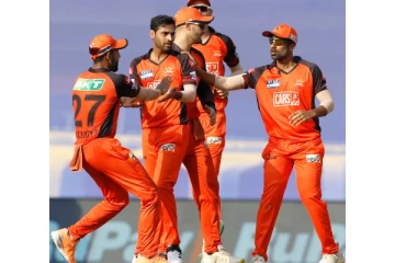 ஒரே போட்டியில் இரண்டு சாதனைகள் படைத்த புவனேஷ்வர்குமார்!