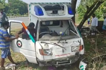 ஆம்பூர் அருகே கொடூர விபத்து: ஆம்புலன்ஸ் டிரைவர் படுகாயம்