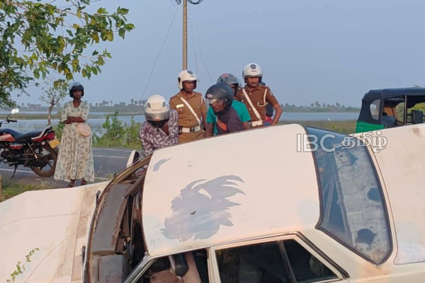 யாழில் கார் ஒன்று தடம்புரண்டதில் மூவர் படுகாயம்...! | Jaffna Valai Accident Family Of 3 Injured
