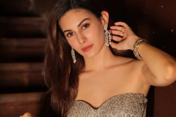 அமேரா தஸ்தூரின் ரீசெண்ட் கிளாமர் புகைப்படங்கள்...