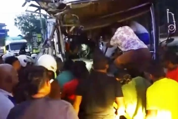 උදේම අතුරුගිරියේ බිහිසුණු අනතුරක් - මාර්ගයේ ගමනාගමනය ඇණහිටී - දැඩි උත්සාහයකින් පසු 20 දෙනෙක් රෝහලට [VIDEO]