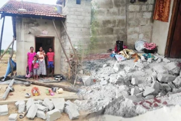 மட்டக்களப்பில் கிராமத்திற்குள் புகுந்த யானைகள்: மயிரிழையில் உயிர் தப்பிய குடும்பம்!