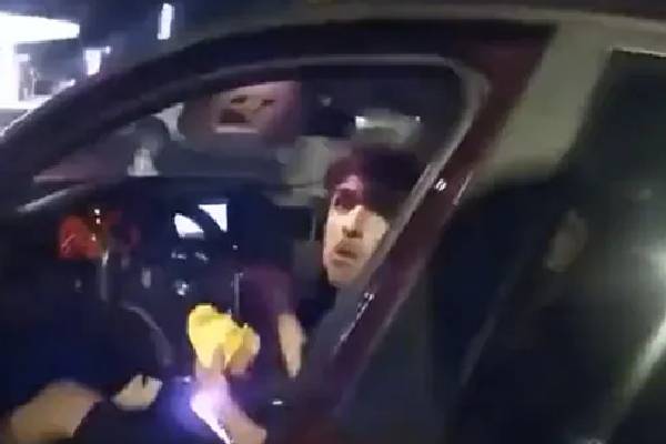 பர்கர் சாப்பிட்ட சிறுவன் மீது துப்பாக்கிச் சூடு : வெளியான அதிர்ச்சி தகவல் | Us Boy Eating Burger Multiple Times Policeman Shot