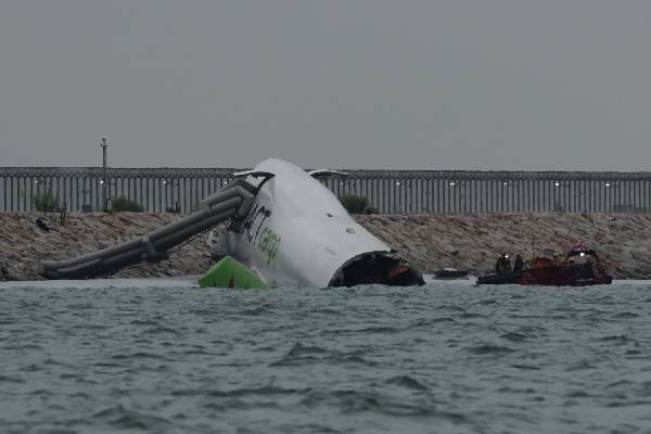 ஓடுபாதையில் இருந்து விலகி கடலில் இறங்கிய சரக்கு விமானம் | Cargo Plane Slides Off Runway