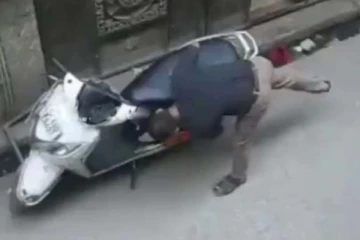 தேசிய கொடியை வைத்து பைக் துடைத்த நபர்! வைரலாகும் காட்சி