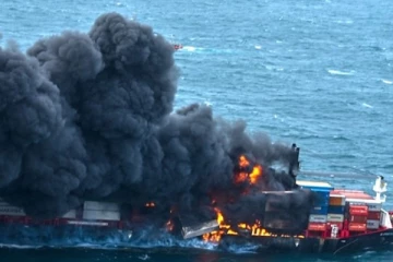 பற்றி எரியும் தீ! கப்பல் வெடித்துச் சிதறும் அபாயம் - செய்திகளின் தொகுப்பு