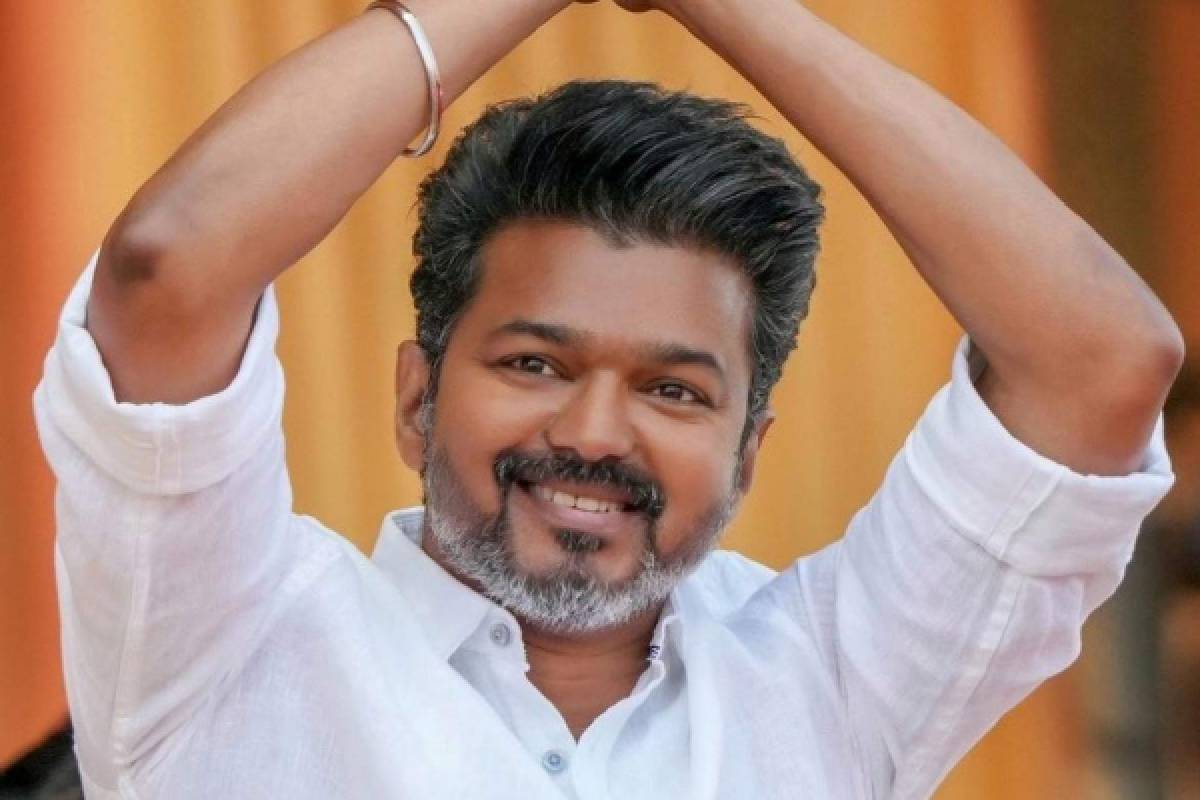 மதிய உணவை கையில் எடுத்து வந்த விஜய் - குவியும் பாராட்டுக்கள் | Vijay Brings Lunch In His Hand Heaps Of Praise மதிய உணவை கையில் எடுத்து வந்த விஜய் - குவியும் பாராட்டுக்கள் | Vijay Brings Lunch In His Hand Heaps Of Praise