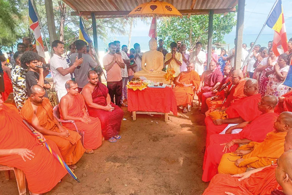 திருகோணமலை புத்தரை சர்ச்சையாக்கியது பொலிஸாரே; குடை பிடித்ததை மறந்து தேரர் குற்றச்சாட்டு | Police Caused Controversy Over Trincomalee Buddha