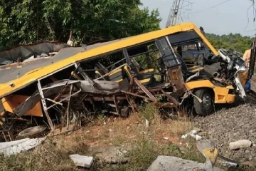 ஆளில்லா ரயில்வே கேட்டை கடக்க முயன்ற பள்ளி வாகனம்., ரயில் மோதி நொறுங்கியதால் பலி எண்ணிக்கை அச்சம்