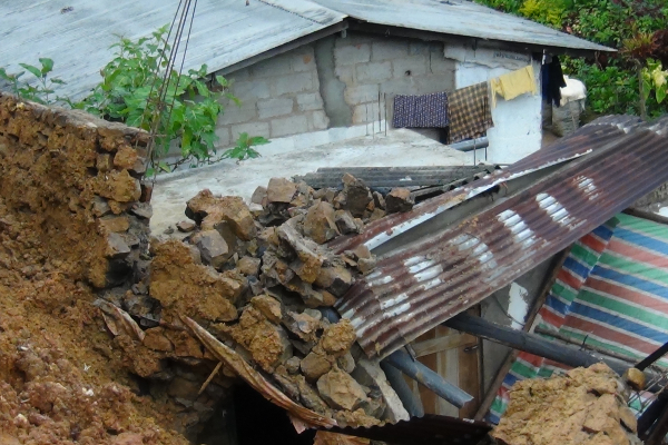 பாரிய மண்திட்டு சரிந்தத்தில் 3 பேருக்கு நேர்ந்த கதி | Massive Landslide House Maskelia Killed 3 People