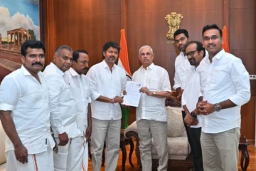 ஆளுநரை சந்தித்து ஆட்சி அமைக்க உரிமை கோரினார் விஜய்