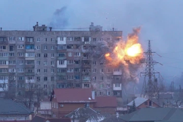 மக்கள் தஞ்சமடைந்திருந்த பள்ளியை குண்டுவீசி அழித்த ரஷ்யா! நுற்றுக்கணக்கானோர் புதைந்த துயரம்