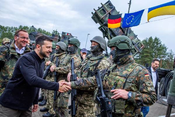 சமாதான ஒப்பந்தம் என உக்ரைனுக்கு மரண அடி தரும் ட்ரம்ப் நிர்வாகம்... முழுமையான பின்னணி | Trump 28 Point Ukraine Peace Plan