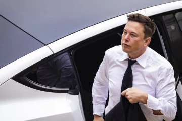 கள்ளக்காதல் இல்லை ; மறுக்கும் எலோன் மஸ்க்!