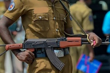 ඇල්පිටිය වැටලීමකදී පොලිස් නිලධාරියෙකුට පහර දී සැකකරු පලා ගිහින්