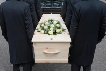 பிரான்சில் இறுதிச்சடங்கில் கலந்துகொண்ட 60 வயது மூதாட்டி செய்த கேவலமான செயல்!