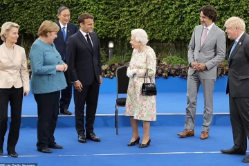 ஒரே கேள்வியில் உலகத்தலைவர்களை குலுங்கி குலுங்கி சிரிக்கவைத்த பிரித்தானிய மகாராணியார்: பகை மறந்து மகிழ்ந்திருந்த தலைவர்கள்