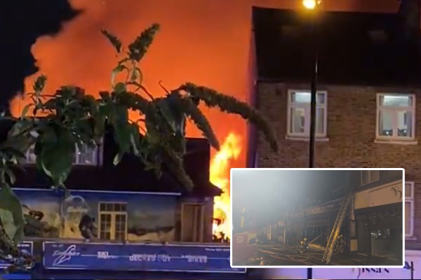 லண்டனில் பயங்கர தீ விபத்து: தீயை அணைக்க 100 தீயணைப்பு வீரர்கள் போராட்டம் | Southeast London Fire Engulfs Shops Flats லண்டனில் பயங்கர தீ விபத்து: தீயை அணைக்க 100 தீயணைப்பு வீரர்கள் போராட்டம் | Southeast London Fire Engulfs Shops Flats