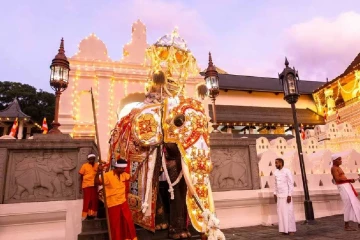 මහනුවර ඓතිහාසික ඇසළ පෙරහැරේ අවසන් කුඹල් පෙරහැර වීථි සංචාරය ඇරඹෙයි