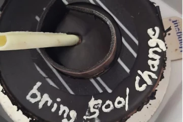 ஆன்லைன் ஆர்டரில் வந்த கேக்! பிரித்து பார்த்த பெண்ணுக்கு காத்திருந்த அதிர்ச்சி