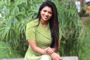 சக்திவேல் சீரியல் புகழ் நடிகை சுபா மார்டன் ட்ரெஸில் போட்டோஷூட்