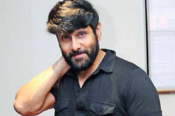 படப்பிடிப்பு தளத்தில் நடிகர் விக்ரமிற்கு ஏற்பட்ட விபத்து- தற்போது அவரது நிலை இதுதானாம் | Actor Vikram Injured In Shooting Spot