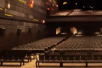 புர்கா அணிந்துகொண்டு ரகசியமாக தியேட்டரில் படம் பார்த்த முன்னணி ஹீரோ