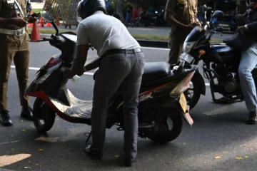 පොලිස් අණ නොතකා ධාවනය කල යතුරුපැදිකරුවන්