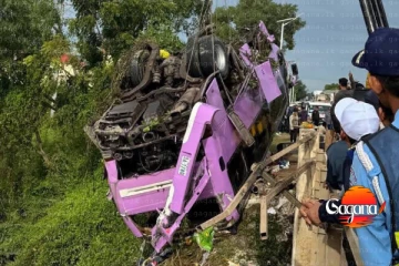 කාම්බෝජයේ බස් රථයක් ගඟකට පෙරළී බිහිසුණු අනතුරක් - 13ක් මරුට 24ට තුවාල [PHOTOS]