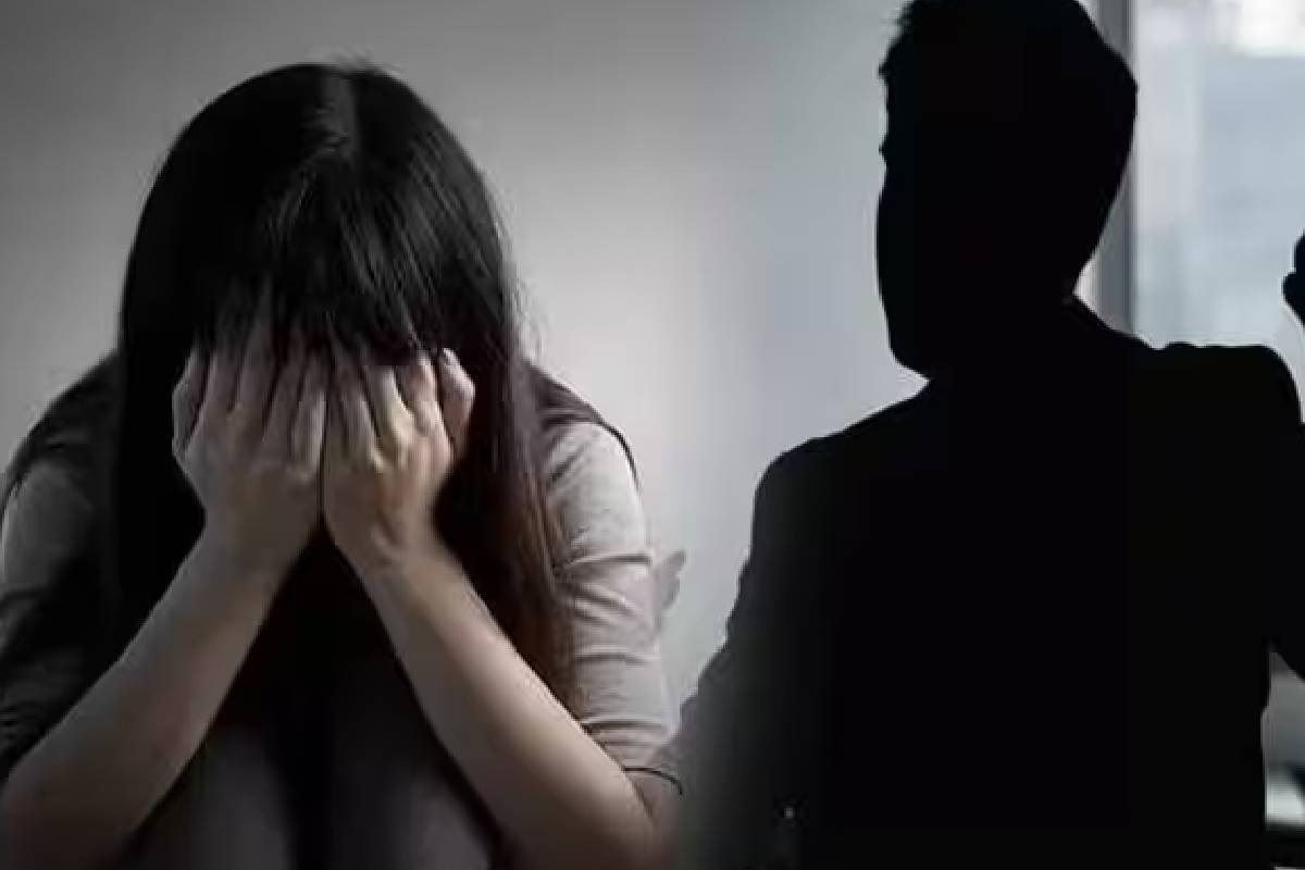 வீட்டில் உறங்கிக் கொண்டிருந்த பெண்ணிடம் அத்துமீறல் ; மோப்ப நாயுடன் பொலிஸார் விசாரணை | Woman Sleeping At Home Molested Police Inves Dog