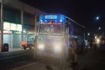 நிறுத்தி வைக்கப்பட்டிருந்த காருடன் மோதிய தனியார் பேருந்து