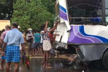 யாழில் பேருந்து விபத்து - மூவர் படுகாயம் (Photos)