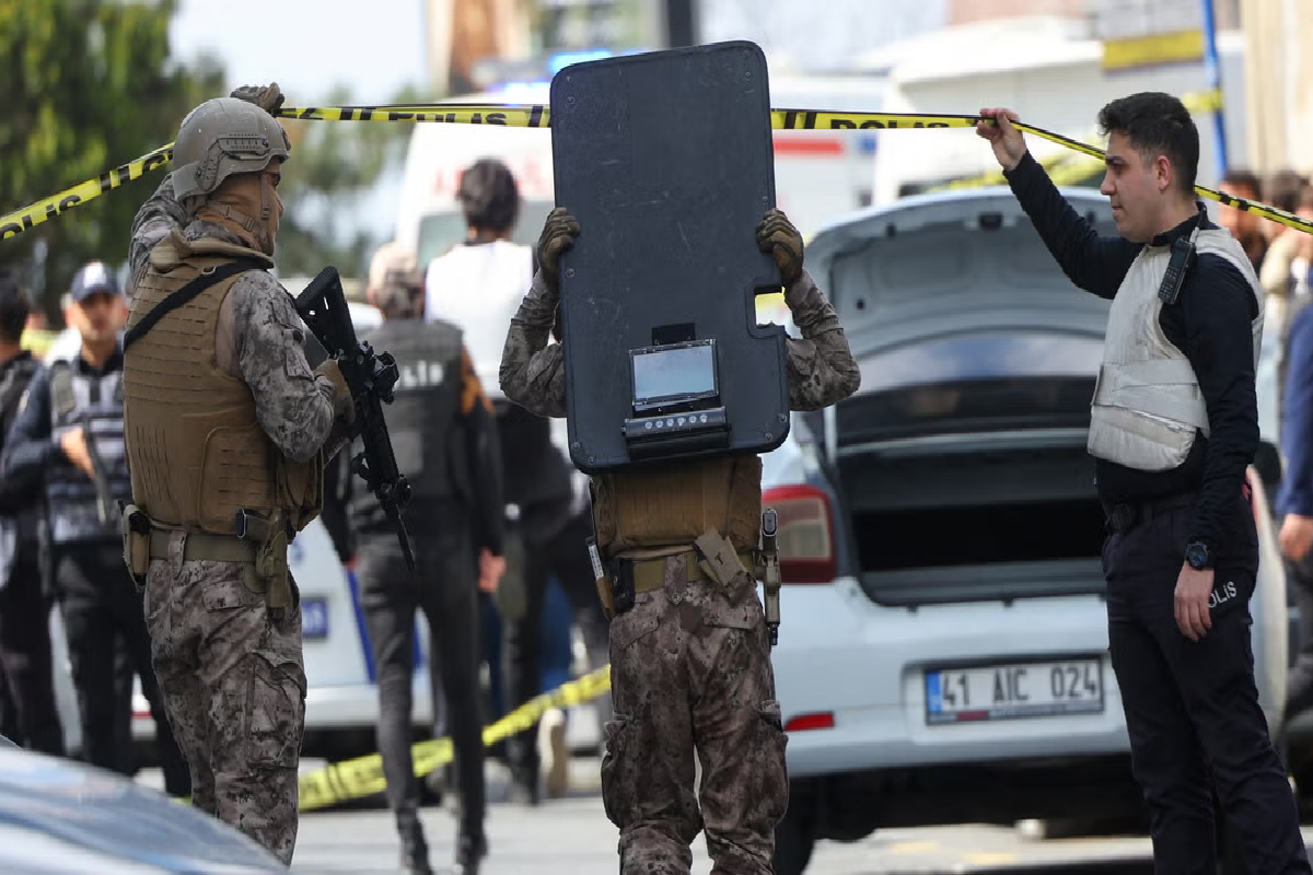 இஸ்தான்புல்லில் இஸ்ரேலிய தூதரகத்திற்கு அருகே துப்பாக்கிச் சூடு; சம்பவத்தால் பரப்ரப்பு | Gunfire Near The Israeli Consulate In Istanbul