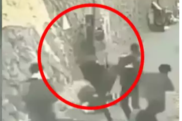 இளம் பெண்ணிடம் தவறாக நடந்து கொண்ட இளைஞர்கள்....இறுதியில் நடந்த ட்விஸ்ட்! | Viral Video World