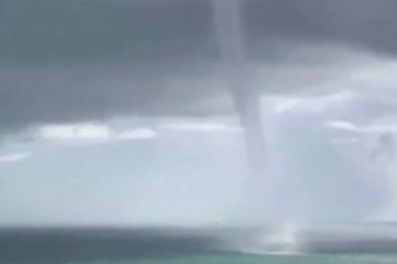 கடல் நீரை உறிஞ்சும் மேகக்கூட்டங்கள்