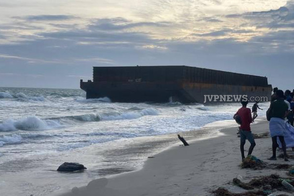 மன்னார் கடற்கரைக்கு வந்த இந்திய கப்பல்: பார்வையிட குவித்த மக்கள்! | Indian Ship Arrived At The Coast Of Mannar