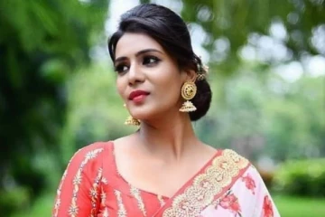 சென்னை அழைத்துவரப்பட்டார் நடிகை மீரா மிதுன் - தன் கையை போலீசார் உடைத்ததாக கதறல்