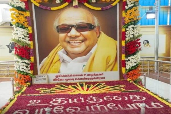 கருணாநிதியின் நினைவிடத்தில் பலரது கவனத்தை ஈர்த்த அலங்காரம்! வைரலாகும் புகைப்படம் | Karunanidhi Memorial Attracted Decoration Photos