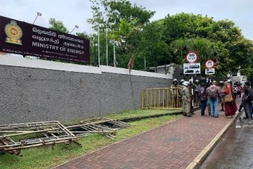 வலுசக்தி அமைச்சிற்கு வந்த முச்சக்கரவண்டி சாரதிகள் சங்கத்தினர்! பொலிஸார் குவிப்பு (Video)