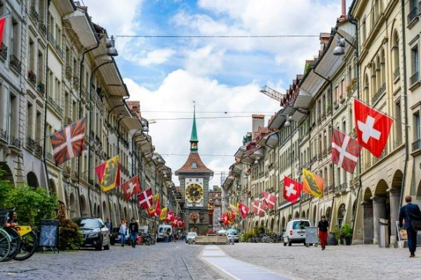 சுவிஸ் பொருளாதாரம்: உள்நாட்டு உற்பத்தி 0.5% வீழ்ச்சி | Swiss Gdp Fall 5 Percent In Q3