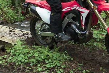 පෙම්වතියගේ ගෙදර ගොස්  කළ වැඩේ නිසා පෙම්වතා පොලිස් අඩංගුවට..