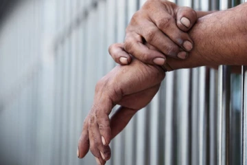 நீதிமன்ற களஞ்சிய அறைக்குள் கைதி செய்த செயலால் அதிர்ச்சி