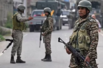 பாகிஸ்தானின் முக்கிய துறைமுகமான கராச்சியை நெருங்கும் இந்திய போர்க்கப்பல்கள்