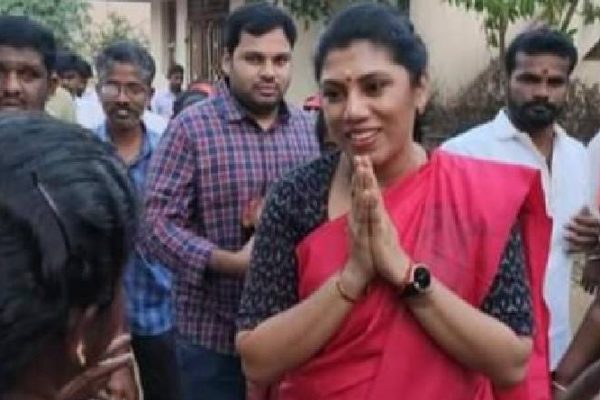 என் கணவருக்கு ஓட்டுப் போடுங்க! களத்தில் இறங்கிய மனைவிகள்- சூடுபிடிக்கும் பிரசாரம் | Husband Field Campaign Wife Election என் கணவருக்கு ஓட்டுப் போடுங்க! களத்தில் இறங்கிய மனைவிகள்- சூடுபிடிக்கும் பிரசாரம் | Husband Field Campaign Wife Election