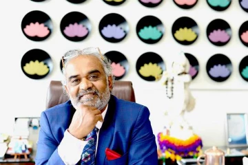 வைரத்தை வெட்ட தொழிற்சாலை.., மகனை பேக்கரி வேலைக்கு அனுப்பி ஊழியர்களுக்கு நகைகள், கார்களை வாரி வழங்கும் வள்ளல்