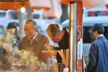 மலிவு விலை உணவுகளை நாடும் சம்பளம் வாங்கும் மக்கள்... விலைவாசி உயர்வால் தத்தளிக்கும் ஆசிய நாடு