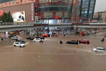 சீனாவில் கனமழை ; போக்குவரத்து சேவைகள் ஸ்தம்பிதம்