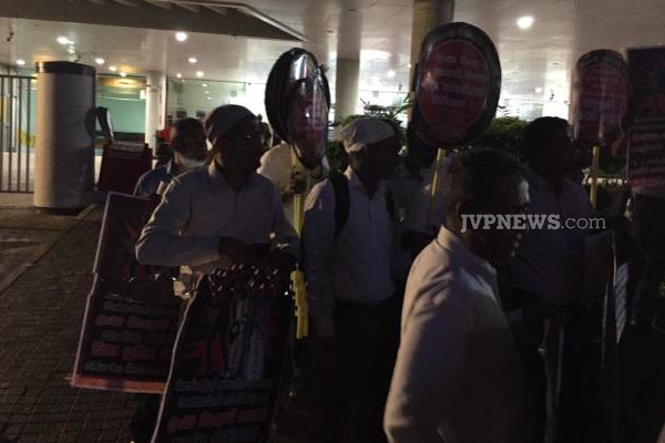 பாரிய போராட்டம் வெடிக்கும்: இலங்கை வங்கி ஊழியர்கள் எச்சரிக்கை! | Sri Lanka Bank Employees Into Protest In Colombo